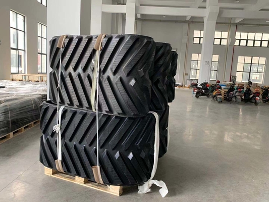 کیس STX Quadrac قطارهای لاستیکی کشاورزی 762x152.4x42 محوری جریان ترکیب جدید هلند CR CX قطارهای لاستیکی 762x152.4x44